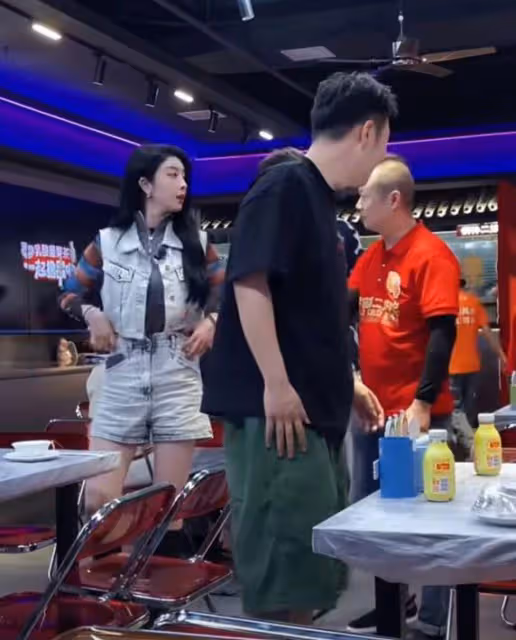 杜海濤長沙錄節目被偶遇，多人圍觀陣仗大，不理粉絲被指沒禮貌