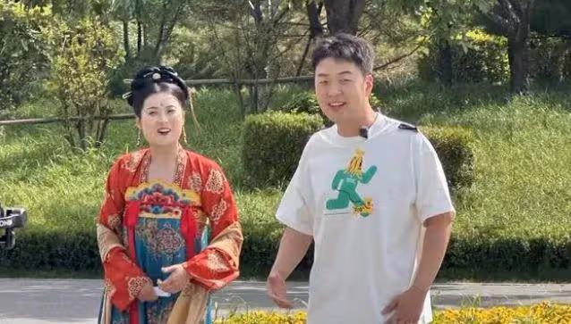 杜海濤長沙錄節目被偶遇，多人圍觀陣仗大，不理粉絲被指沒禮貌