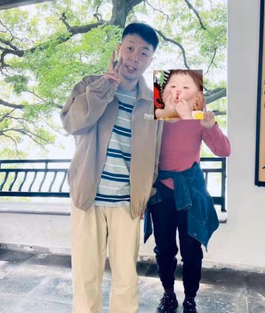杜海濤長沙錄節目被偶遇，多人圍觀陣仗大，不理粉絲被指沒禮貌