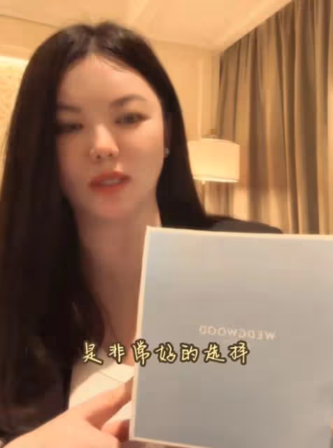 李湘回國分享好物,穿西裝露面身材圓潤,一條毛巾超400元惹爭議
