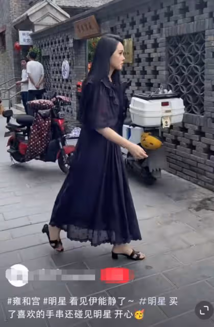 雍和宮偶遇伊能靜,嘴角下垂面部褶皺明顯,近照酷似韓安冉