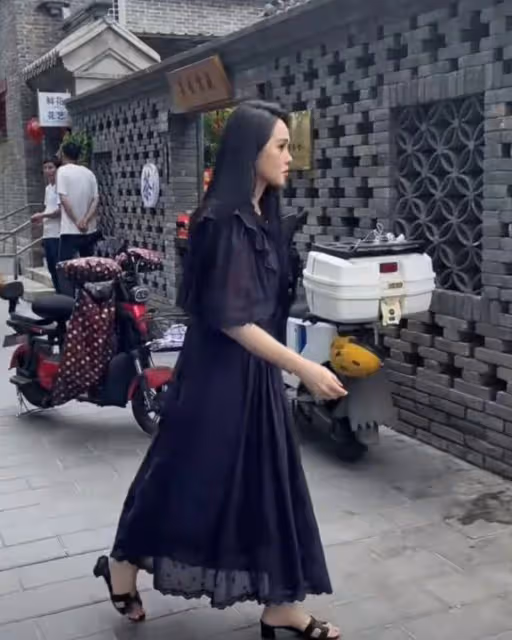 雍和宮偶遇伊能靜,嘴角下垂面部褶皺明顯,近照酷似韓安冉