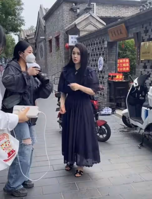 雍和宮偶遇伊能靜,嘴角下垂面部褶皺明顯,近照酷似韓安冉