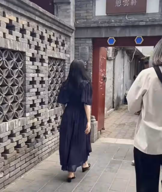 雍和宮偶遇伊能靜,嘴角下垂面部褶皺明顯,近照酷似韓安冉