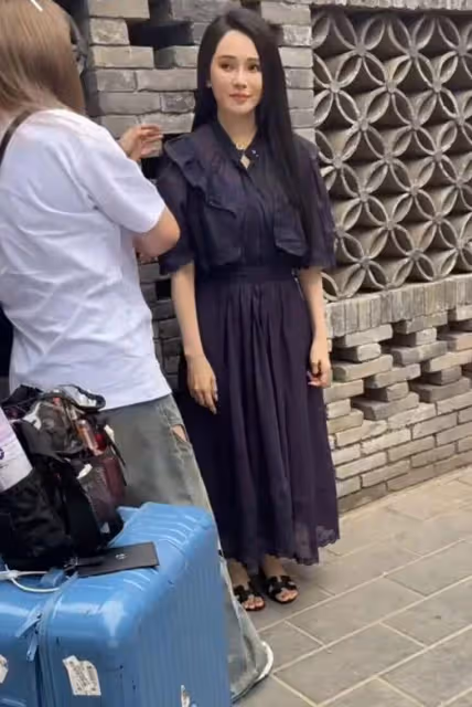 雍和宮偶遇伊能靜,嘴角下垂面部褶皺明顯,近照酷似韓安冉