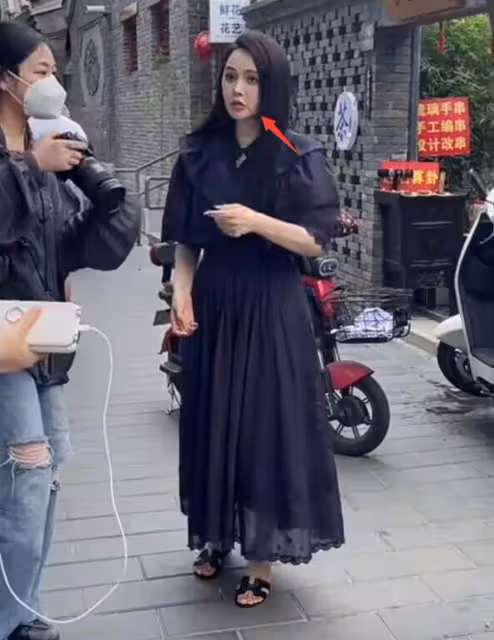 雍和宮偶遇伊能靜,嘴角下垂面部褶皺明顯,近照酷似韓安冉