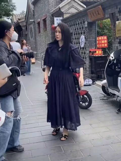 雍和宮偶遇伊能靜,嘴角下垂面部褶皺明顯,近照酷似韓安冉