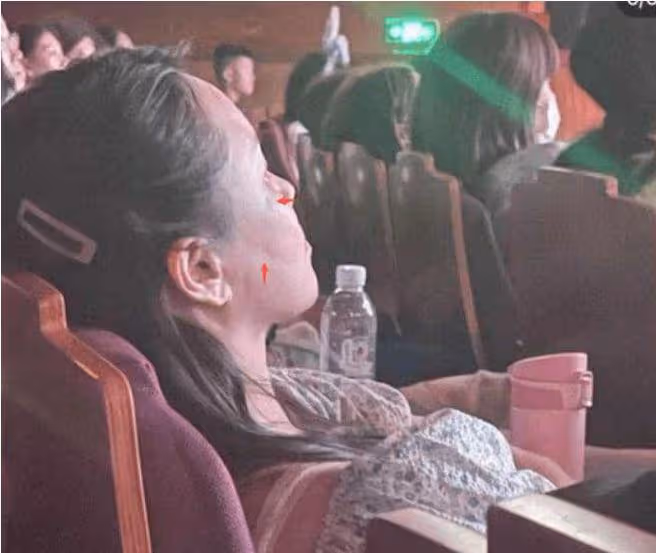 雍和宮偶遇伊能靜,嘴角下垂面部褶皺明顯,近照酷似韓安冉