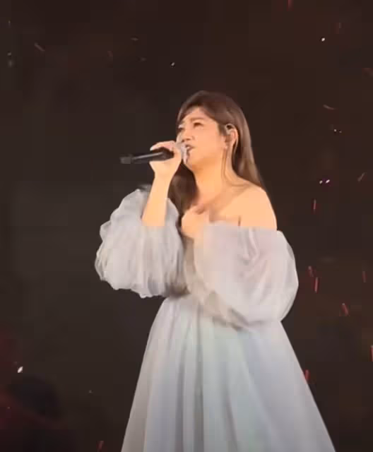 梁靜茹演唱會狀態惹爭議,面部發福肩膀厚實,近照被指撞臉賈玲