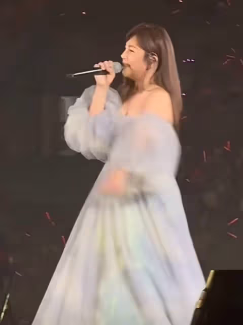 梁靜茹演唱會狀態惹爭議,面部發福肩膀厚實,近照被指撞臉賈玲