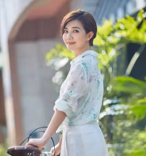 梁靜茹演唱會狀態惹爭議，面部發福肩膀厚實，近照被指撞臉賈玲