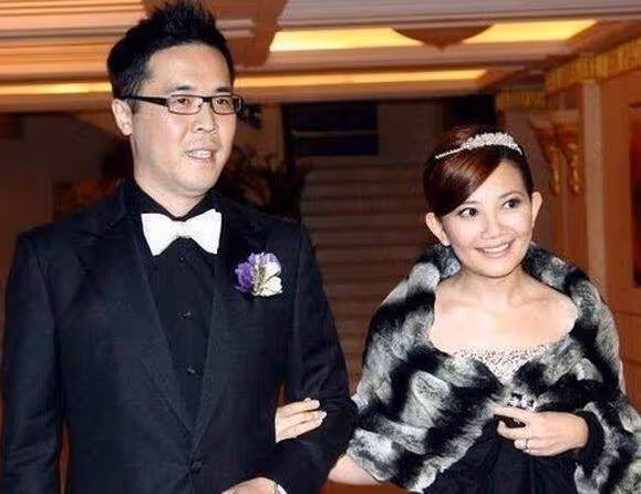 梁靜茹演唱會狀態惹爭議，面部發福肩膀厚實，近照被指撞臉賈玲
