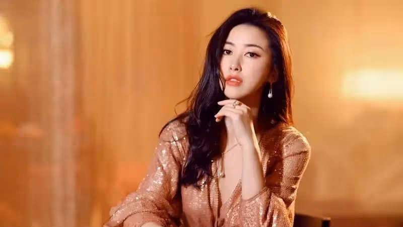 朱珠：內娛第一性感活人，真美還是捧殺？