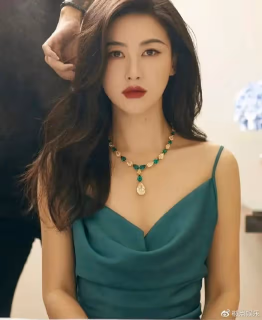 朱珠:內娛第一性感活人,真美還是捧殺?