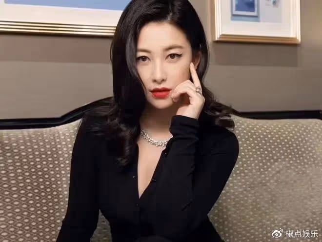 朱珠:內娛第一性感活人,真美還是捧殺?
