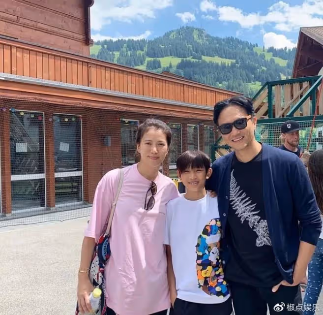 張智霖陪兒子美國度假!身高驚人超1米8,女友疑陪同,大長腿吸睛
