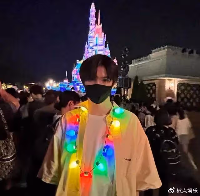 張智霖陪兒子美國度假!身高驚人超1米8,女友疑陪同,大長腿吸睛