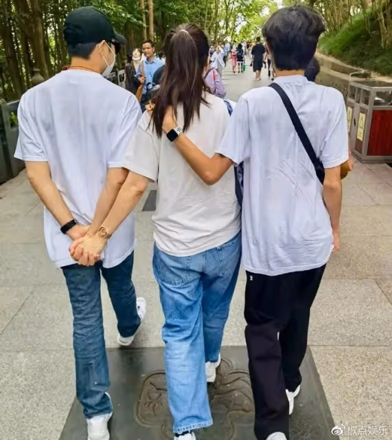 張智霖陪兒子美國度假!身高驚人超1米8,女友疑陪同,大長腿吸睛