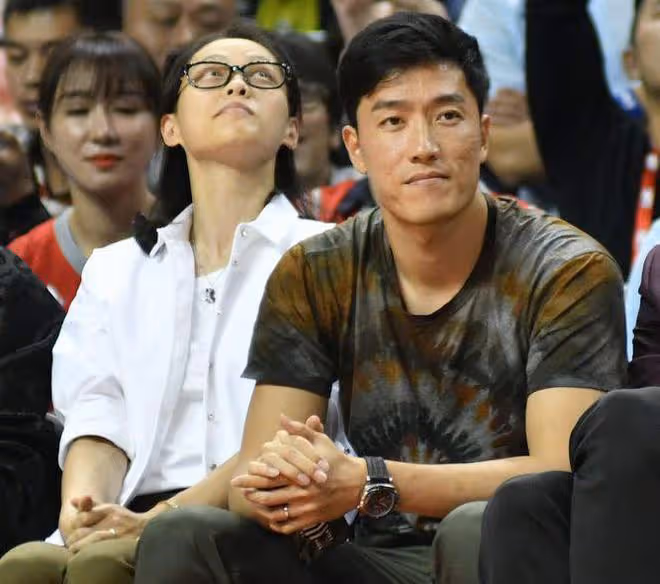 劉翔與二婚妻子現場機場，36歲吳莎打扮時尚，結婚6年感情穩定