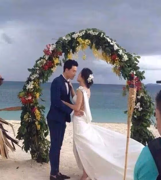 劉翔與二婚妻子現場機場，36歲吳莎打扮時尚，結婚6年感情穩定