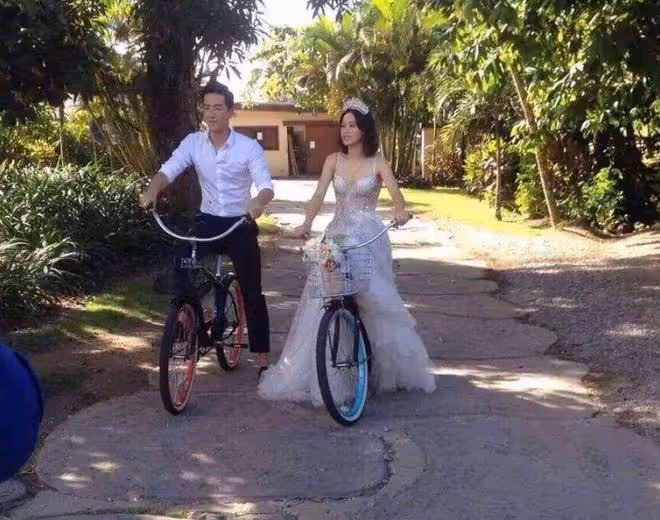 劉翔與二婚妻子現場機場，36歲吳莎打扮時尚，結婚6年感情穩定