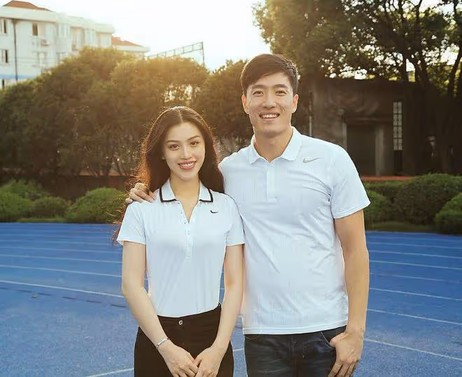 劉翔與二婚妻子現場機場,36歲吳莎打扮時尚,結婚6年感情穩定