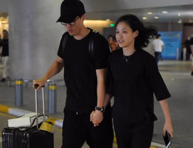 劉翔與二婚妻子現場機場,36歲吳莎打扮時尚,結婚6年感情穩定
