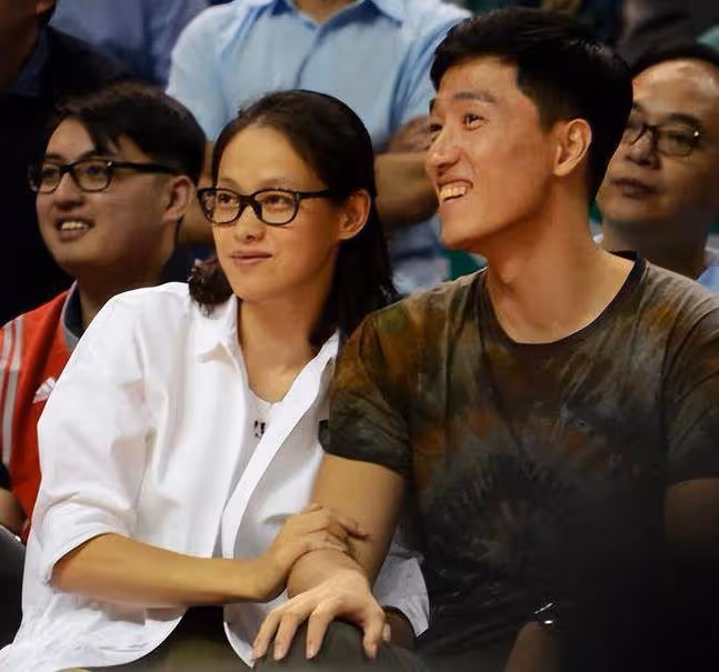 劉翔與二婚妻子現場機場,36歲吳莎打扮時尚,結婚6年感情穩定