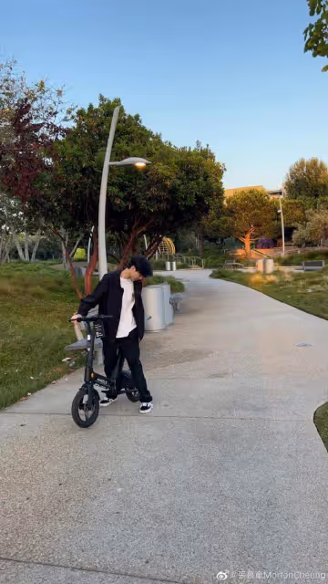 袁詠儀兒子曬近照，16歲魔童長成爸媽結合體，高大帥氣還胖了一點