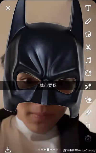 袁詠儀兒子曬近照，16歲魔童長成爸媽結合體，高大帥氣還胖了一點
