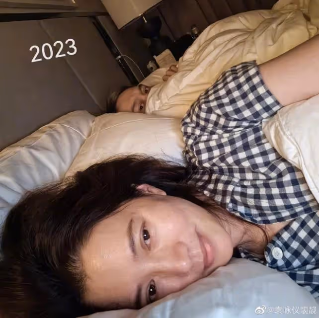 袁詠儀兒子曬近照，16歲魔童長成爸媽結合體，高大帥氣還胖了一點