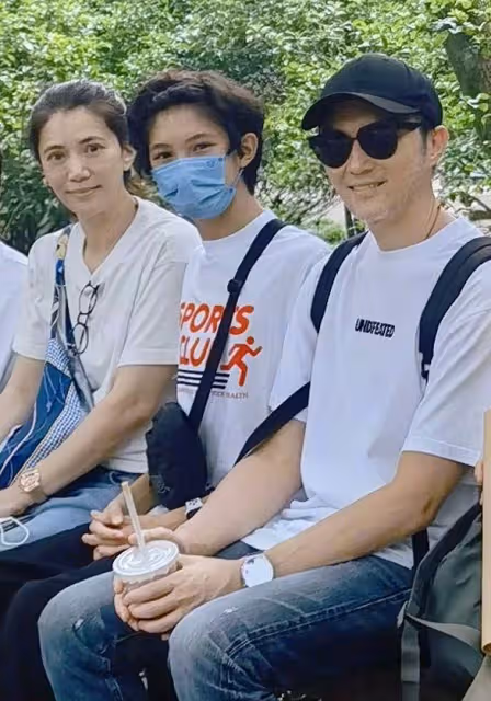 袁詠儀兒子曬近照，16歲魔童長成爸媽結合體，高大帥氣還胖了一點