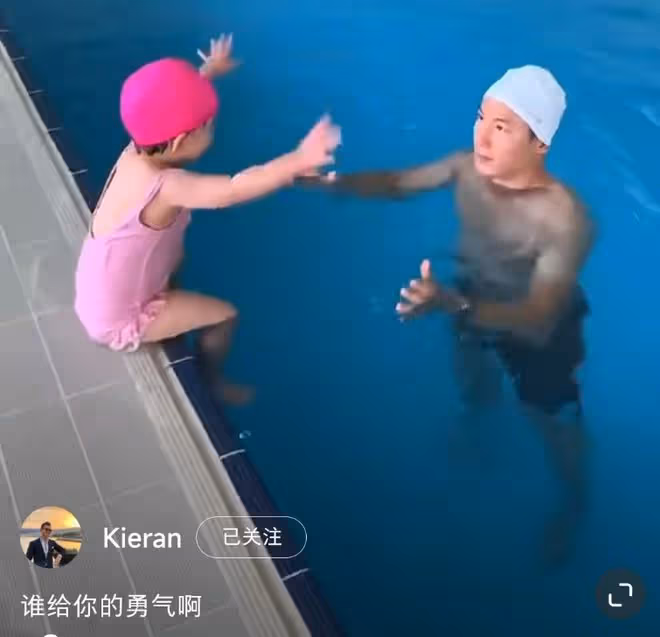 朱珠不滿2歲女兒學游泳，穿粉色泳衣萌態百出，利落跳水好勇敢