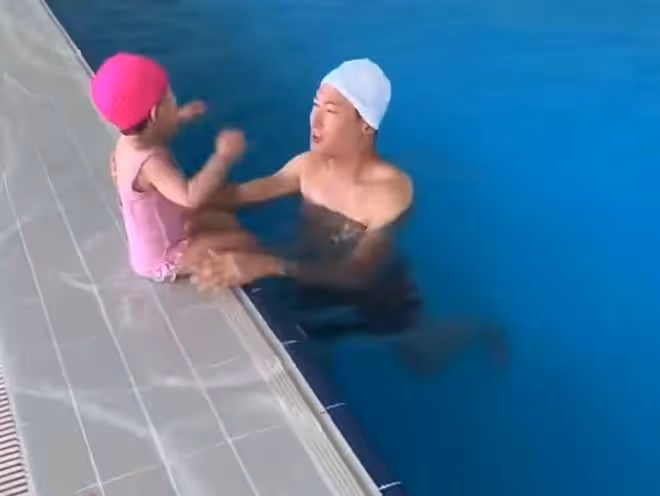 朱珠不滿2歲女兒學游泳，穿粉色泳衣萌態百出，利落跳水好勇敢