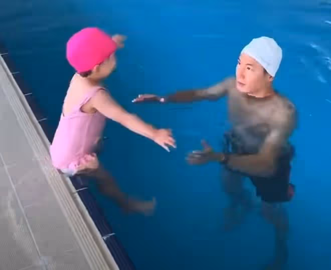 朱珠不滿2歲女兒學游泳，穿粉色泳衣萌態百出，利落跳水好勇敢