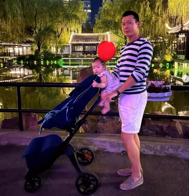 朱珠不滿2歲女兒學游泳,穿粉色泳衣萌態百出,利落跳水好勇敢