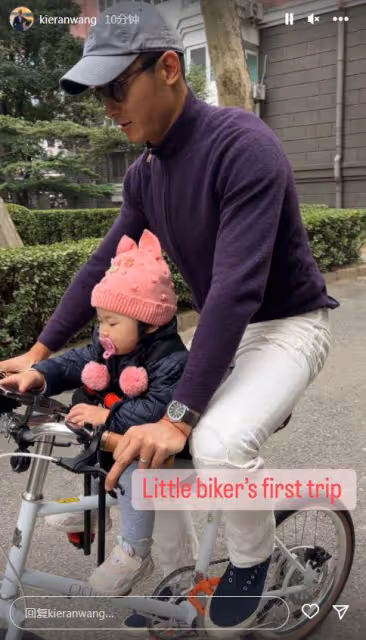 朱珠不滿2歲女兒學游泳,穿粉色泳衣萌態百出,利落跳水好勇敢