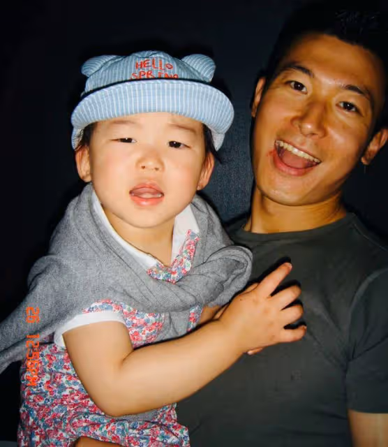 朱珠不滿2歲女兒學游泳,穿粉色泳衣萌態百出,利落跳水好勇敢