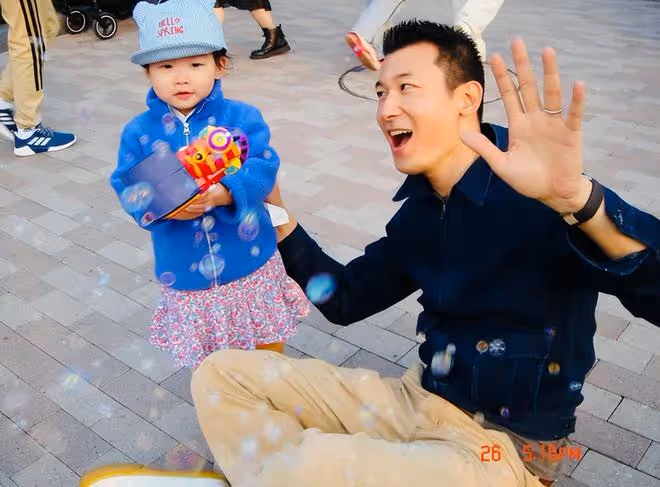 朱珠不滿2歲女兒學游泳,穿粉色泳衣萌態百出,利落跳水好勇敢