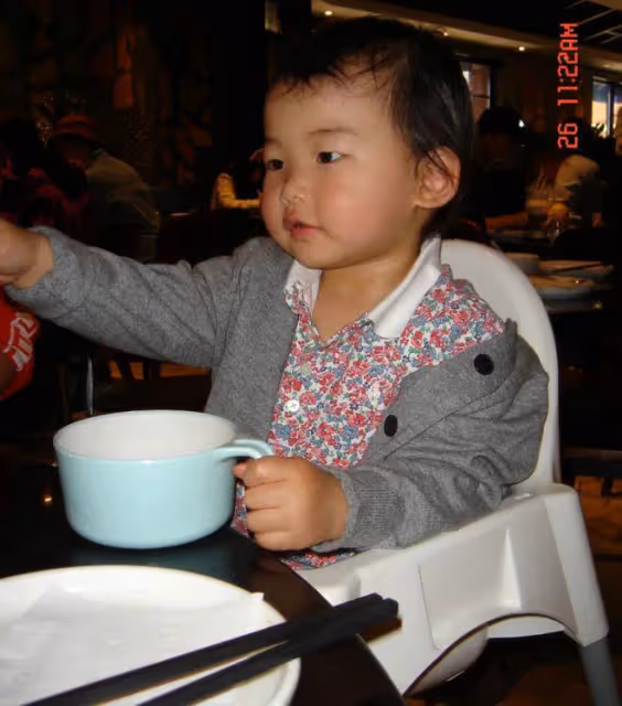 朱珠不滿2歲女兒學游泳,穿粉色泳衣萌態百出,利落跳水好勇敢