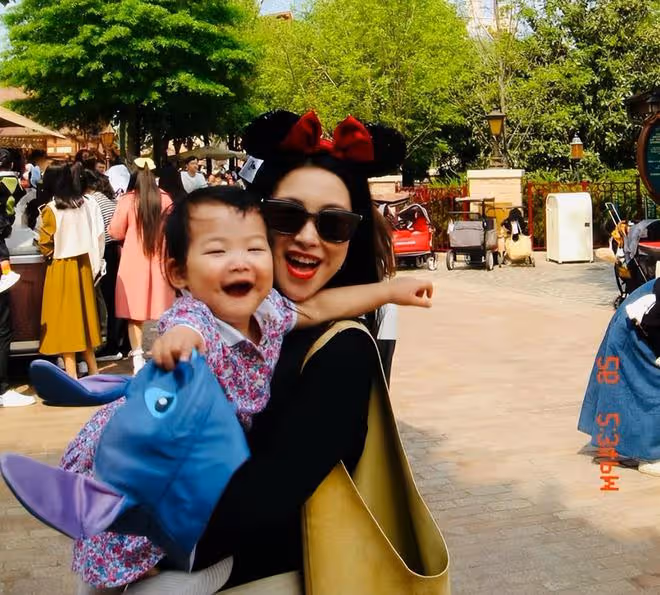 朱珠不滿2歲女兒學游泳,穿粉色泳衣萌態百出,利落跳水好勇敢