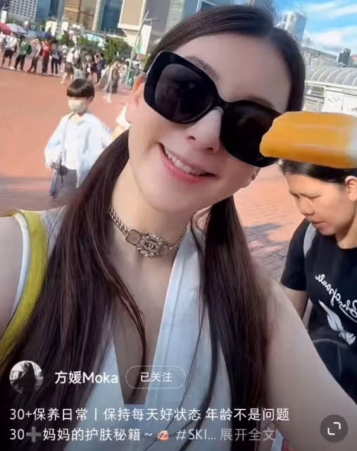 方媛帶倆女兒出遊，郭富城視角下母女仨手牽手，同款雙辮超可愛