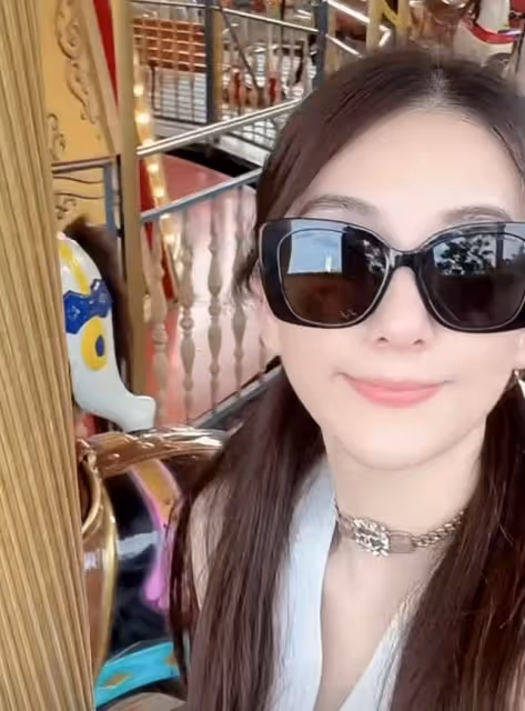 方媛帶倆女兒出遊，郭富城視角下母女仨手牽手，同款雙辮超可愛