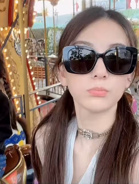 方媛帶倆女兒出遊，郭富城視角下母女仨手牽手，同款雙辮超可愛