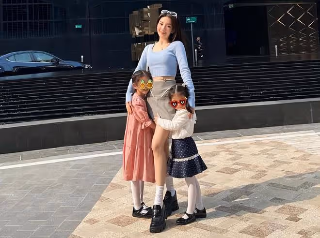 方媛帶倆女兒出遊，郭富城視角下母女仨手牽手，同款雙辮超可愛