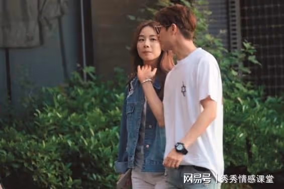故事:我只是和男閨蜜去玩幾天,老公就要離婚,男同事:換我也會