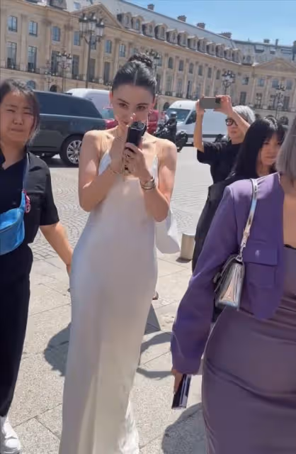 張柏芝現身巴黎受追捧，和外國人手握顯殷勤，生圖狀態引爭議！