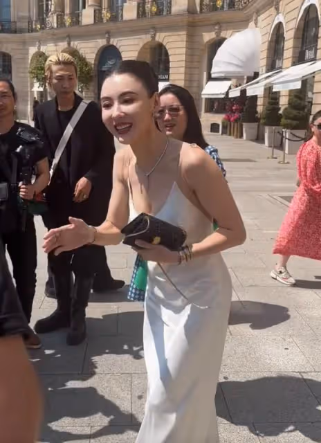 張柏芝現身巴黎受追捧，和外國人手握顯殷勤，生圖狀態引爭議！