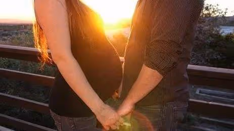 我家要蓋房子,你工資交給我一起攢錢:鳳凰男的愚孝終結婚姻