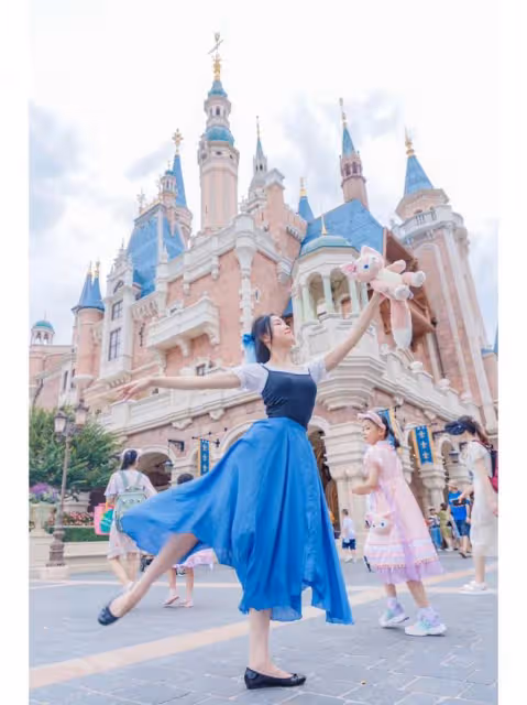 劉鑾雄女兒：現身上海遊樂園，穿內地網購平台買的衣服，很接地氣